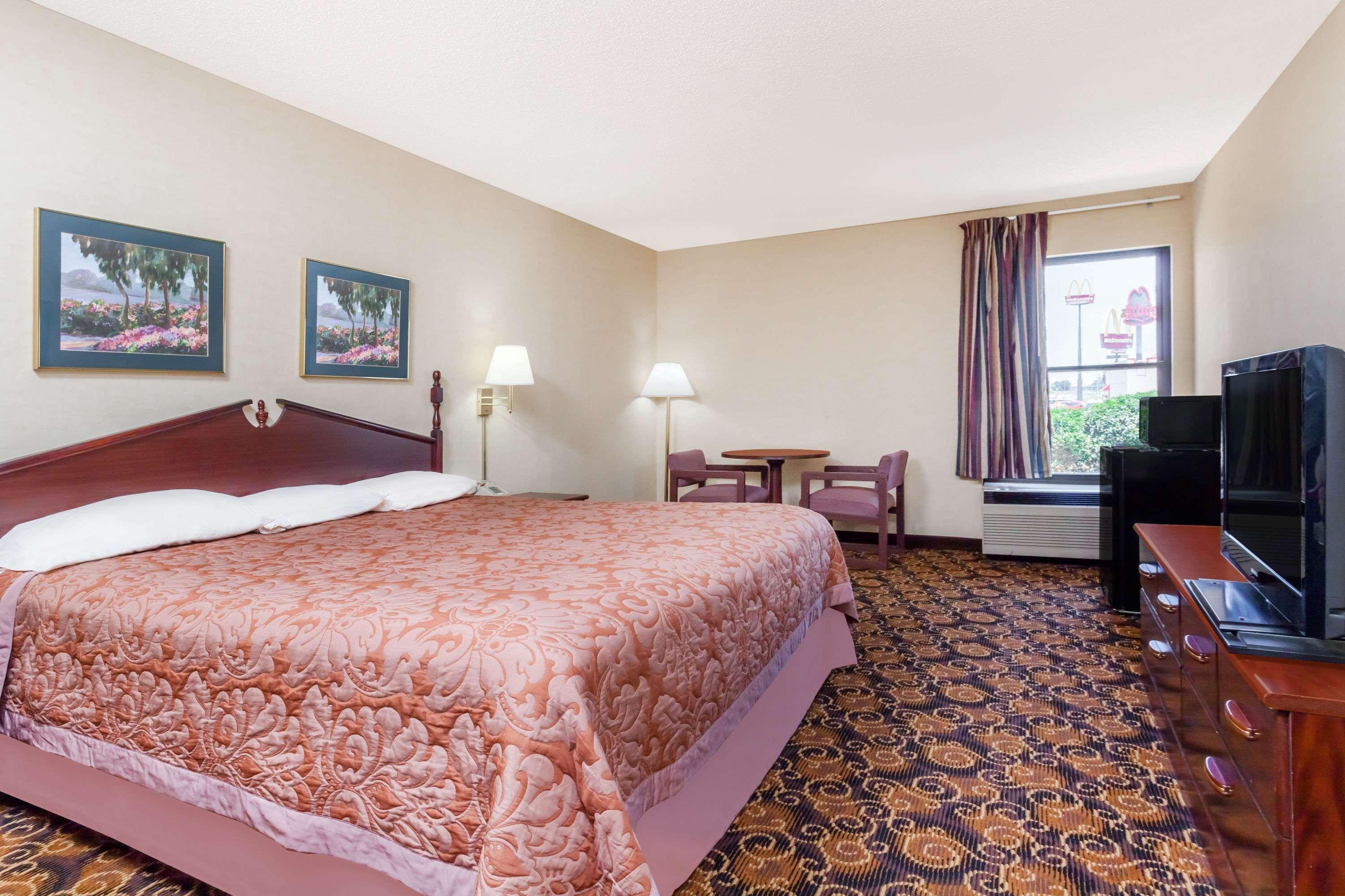 ซูเปอร์ 8 บาย วินด์แฮม อีแวนส์วิลล์ นอร์ท Motel Stacer ภายนอก รูปภาพ