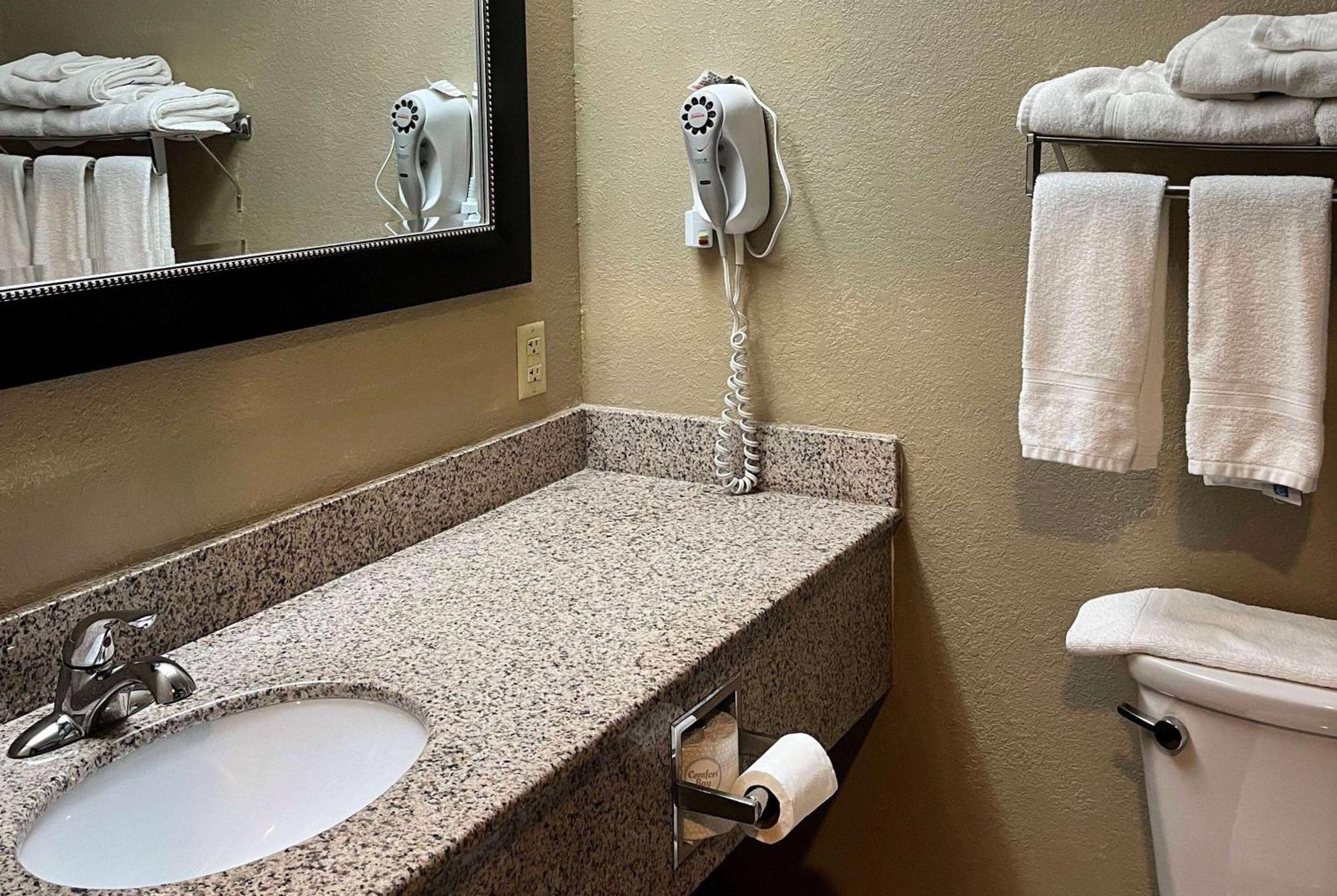 ซูเปอร์ 8 บาย วินด์แฮม อีแวนส์วิลล์ นอร์ท Motel Stacer ภายนอก รูปภาพ